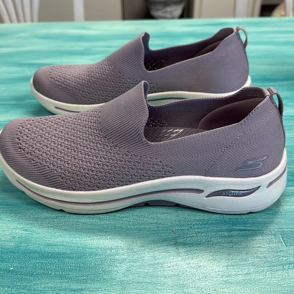 Skechers GOWALK Arch Fit Women's Walking Shoe Slip On Sneakers Casual Low Sz 10 - Picture 3 of 7